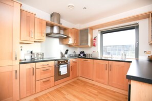 Leilighet – design, 2 soverom, 2 bad | Eget kjøkken | Kjøleskap, mikrobølgeovn, ovn og kokeplater