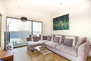 Design Apartment, 2 Bedrooms, 2 Bathrooms | Living room | Flat-screen TV - Fenwick Chambers - By Week2Week (Newcastle-upon-Tyne)