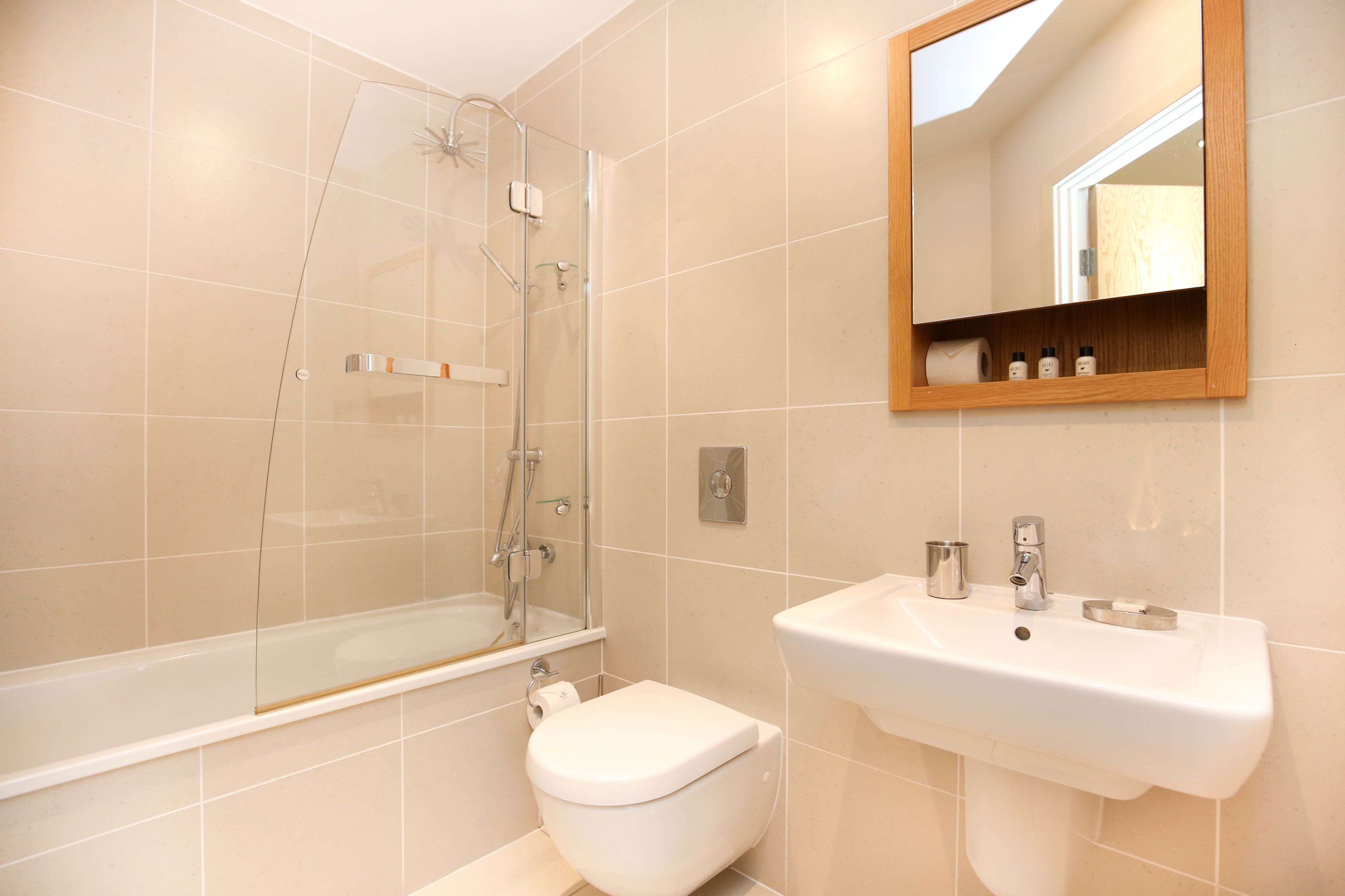 Design Apartment, 2 Bedrooms, 2 Bathrooms | Bathroom | Free toiletries, hair dryer, towels, soap