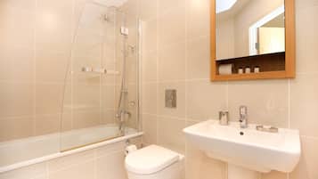 Design Apartment, 2 Bedrooms, 2 Bathrooms | Bathroom | Free toiletries, hair dryer, towels, soap