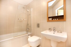 Design Apartment, 2 Bedrooms, 2 Bathrooms | Bathroom - Fenwick Chambers - By Week2Week (Newcastle-upon-Tyne)