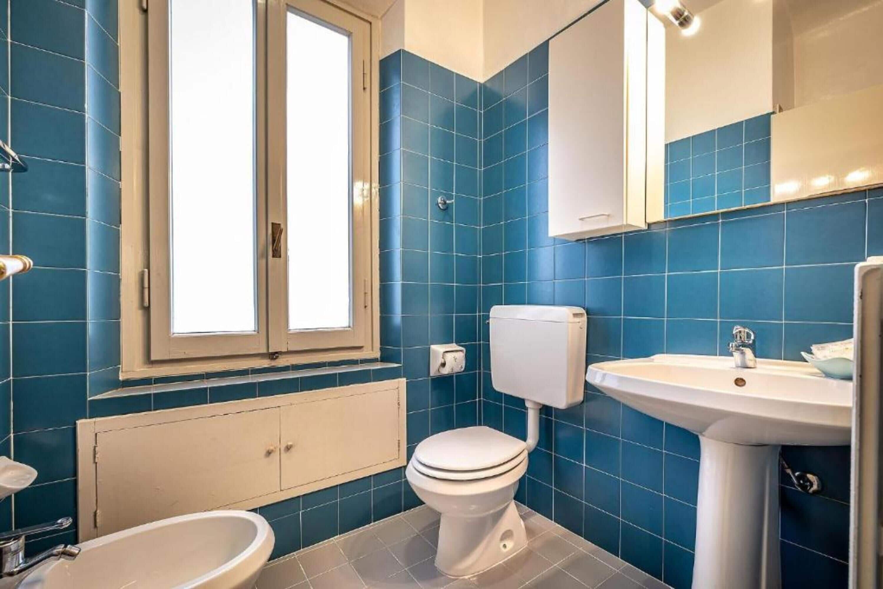 deluxe double room | bathroom | shower, free toiletries, bidet, towels