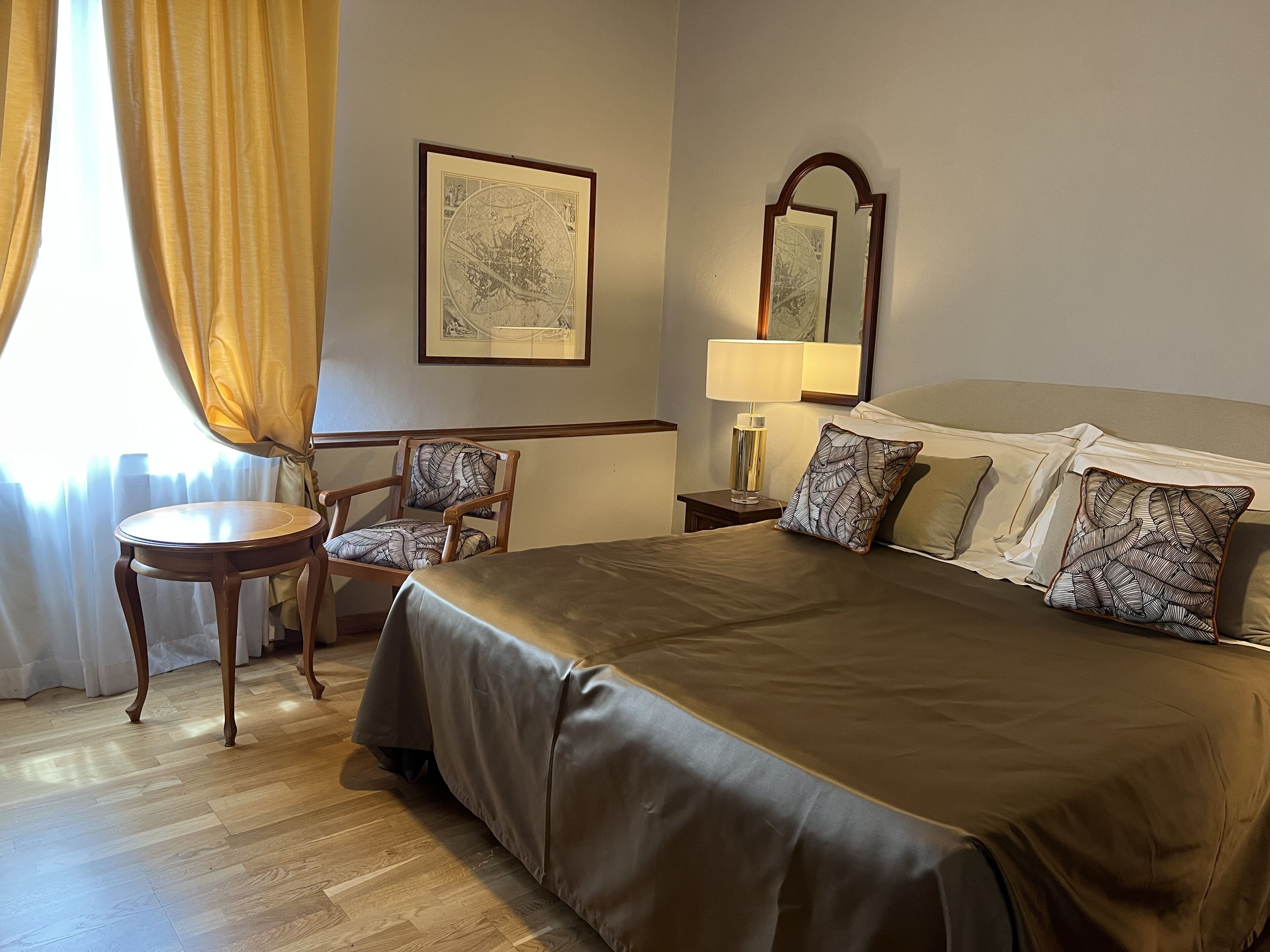 deluxe double room | 1 bedroom, in-room safe, desk, laptop workspace