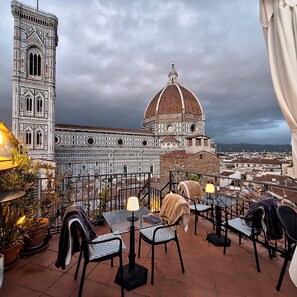 Kamar Triple Deluks (Duomo View) | Teras/patio