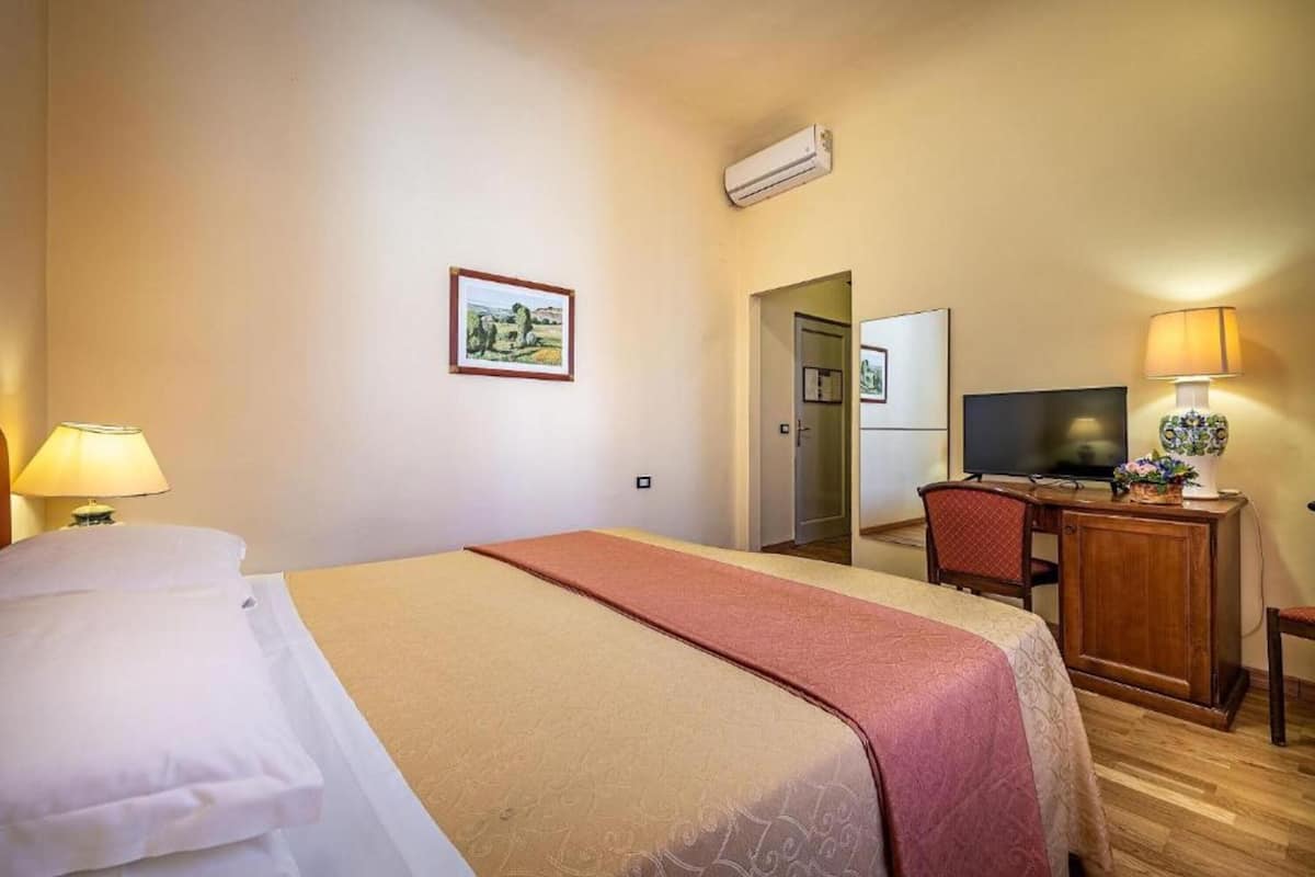 Standard Double Room (Duomo View) | 1 bedroom, in-room safe, desk, laptop workspace