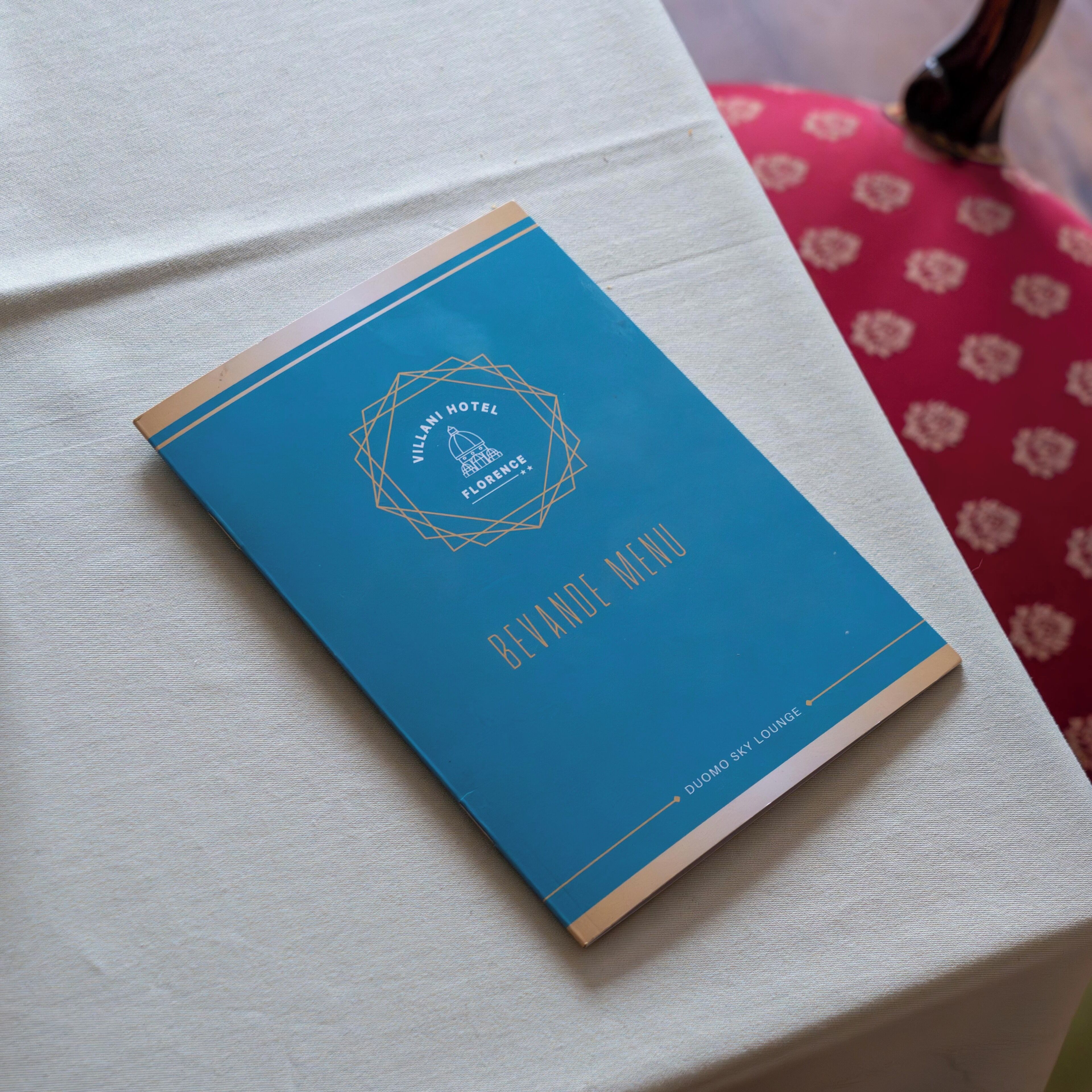Une couverture de menu bleue sur laquelle on peut lire les inscriptions « Villani Hotel Florence » et « Duomo Sky Lounge ».