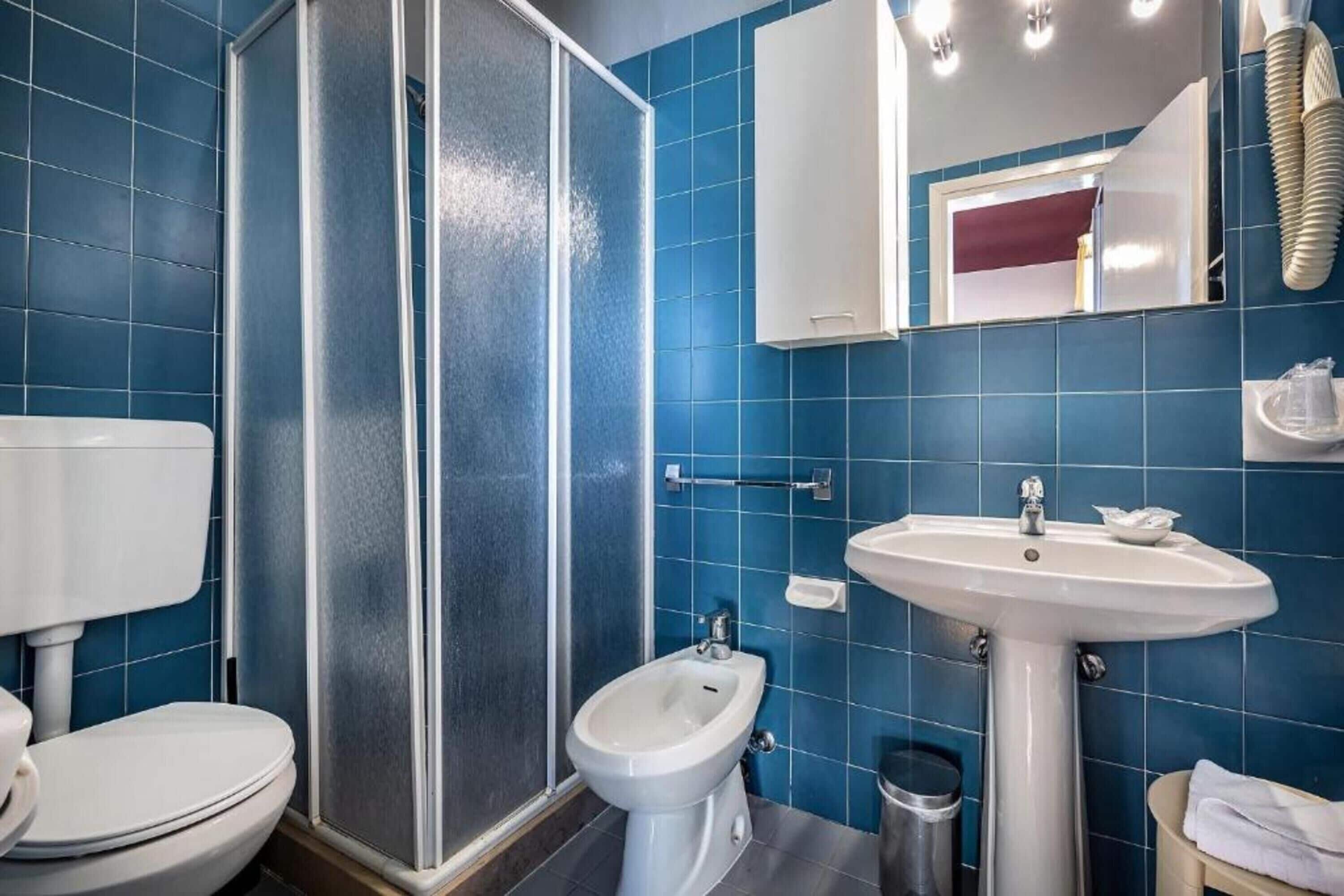 deluxe triple room (duomo view) | bathroom | shower, free toiletries, bidet, towels