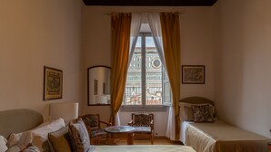 Phòng 3 Deluxe (Duomo View) | Két bảo mật tại phòng, bàn, khu vực làm việc phù hợp cho laptop 