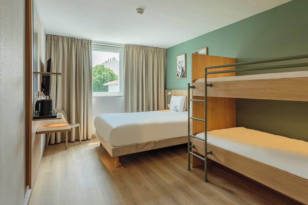 Habitación estándar (1 Double Bed, 1 Double Bunk Bed) | Escritorio, cunas (de pago), wifi gratis y ropa de cama