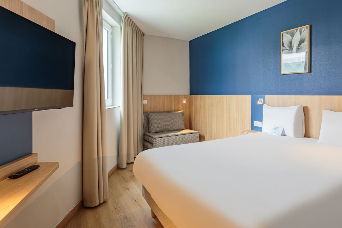 Habitación superior, 1 cama doble | Escritorio, cunas (de pago), wifi gratis y ropa de cama