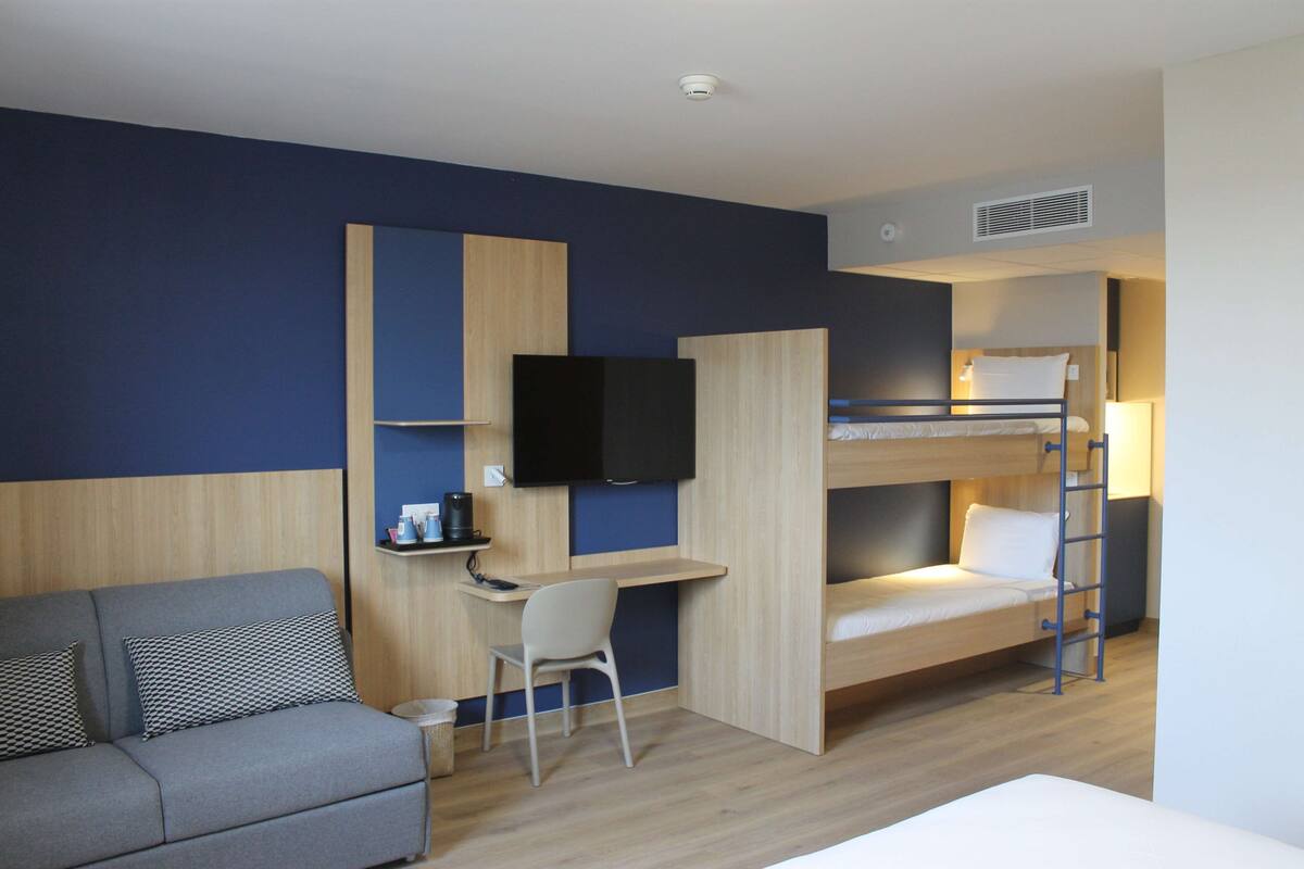 family room, multiple beds | desk, cots/infant beds, free wifi, bed sheets