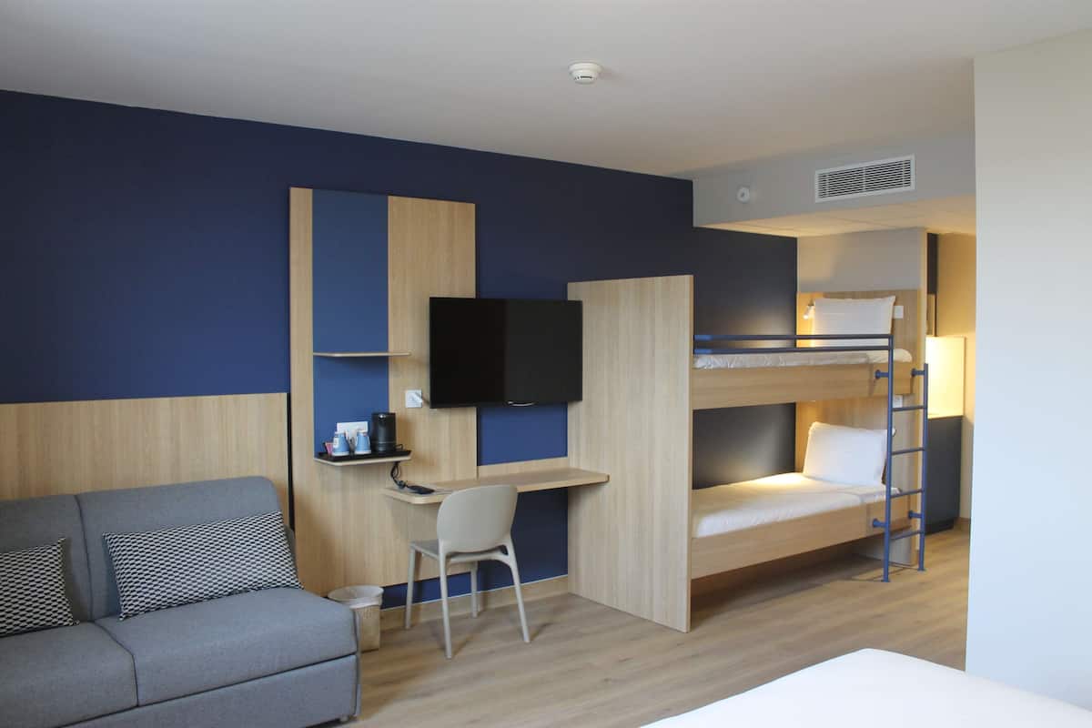Habitación familiar, varias camas | Escritorio, cunas (de pago), wifi gratis y ropa de cama