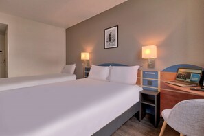 Standard Room, Multiple Beds | Desk, cribs/infant beds, free WiFi, bed sheets - Kyriad Anglet-Biarritz (Anglet)