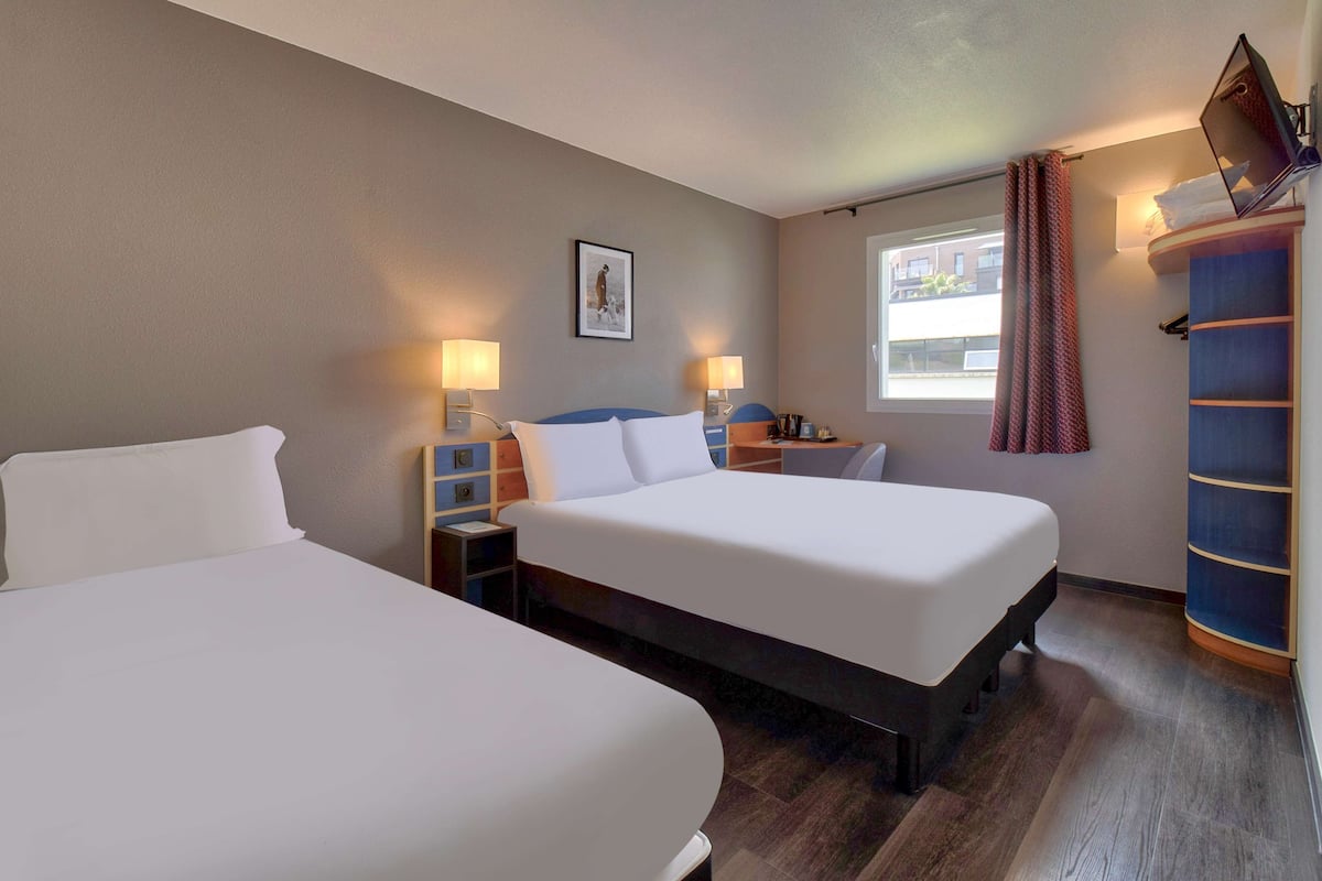 Habitación estándar, varias camas | Escritorio, cunas (de pago), wifi gratis y ropa de cama