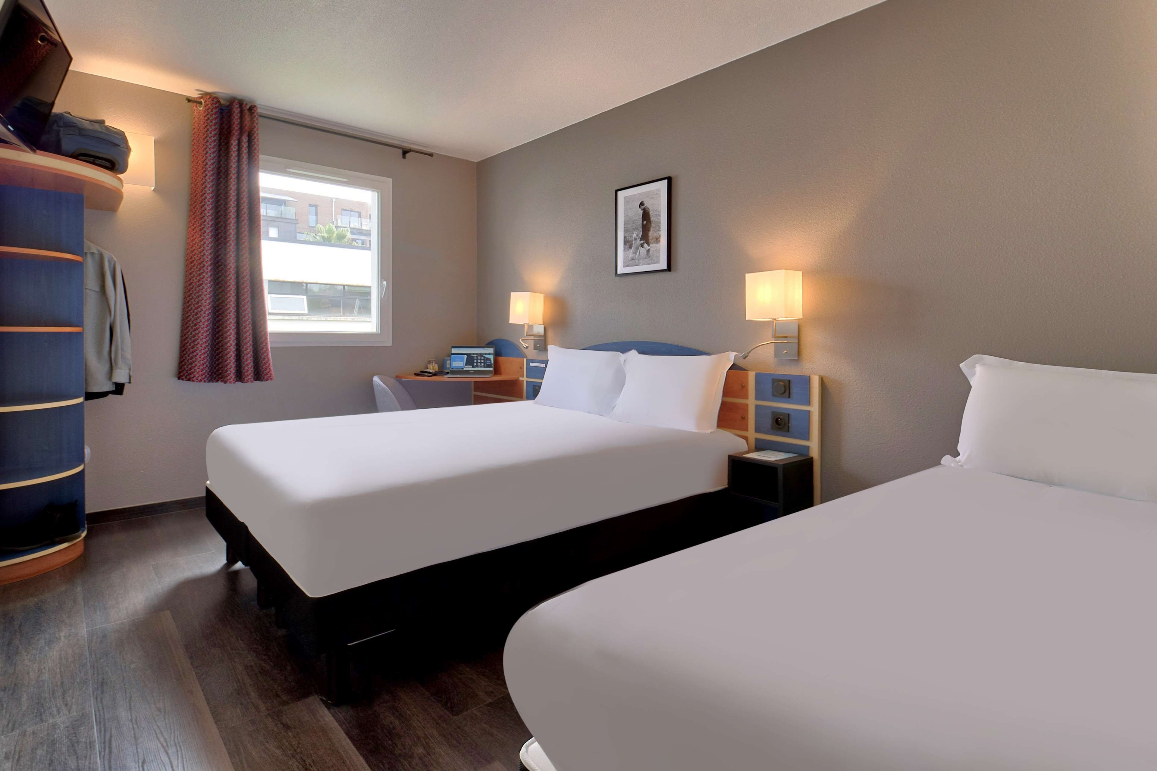 standard room, multiple beds | desk, cots/infant beds, free wifi, bed sheets
