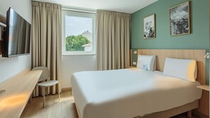 Standard Room (1 Double Bed, 1 Double Bunk Bed) | Desk, cribs/infant beds, free WiFi, bed sheets - Kyriad Anglet-Biarritz (Anglet)