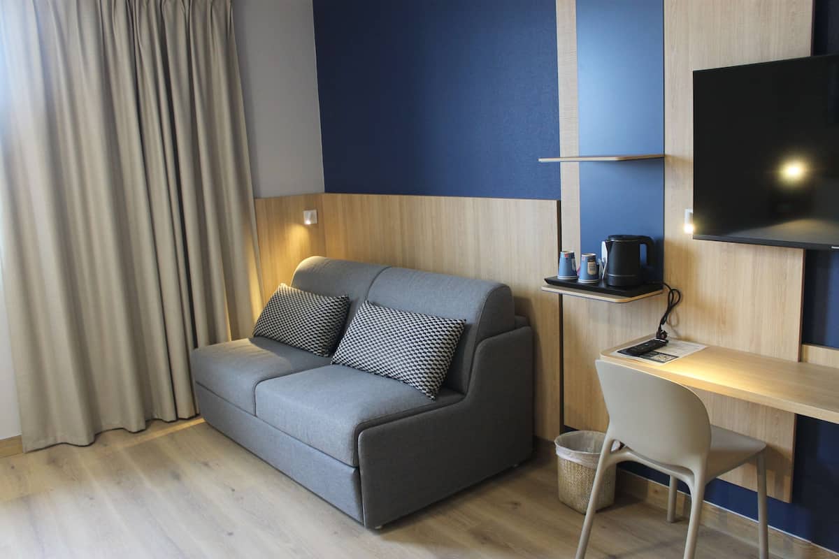 family room, multiple beds | desk, cots/infant beds, free wifi, bed sheets