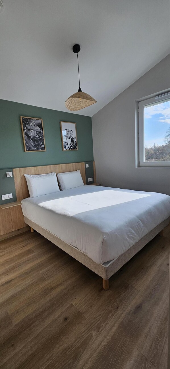 Desk, cribs/infant beds, free WiFi, bed sheets