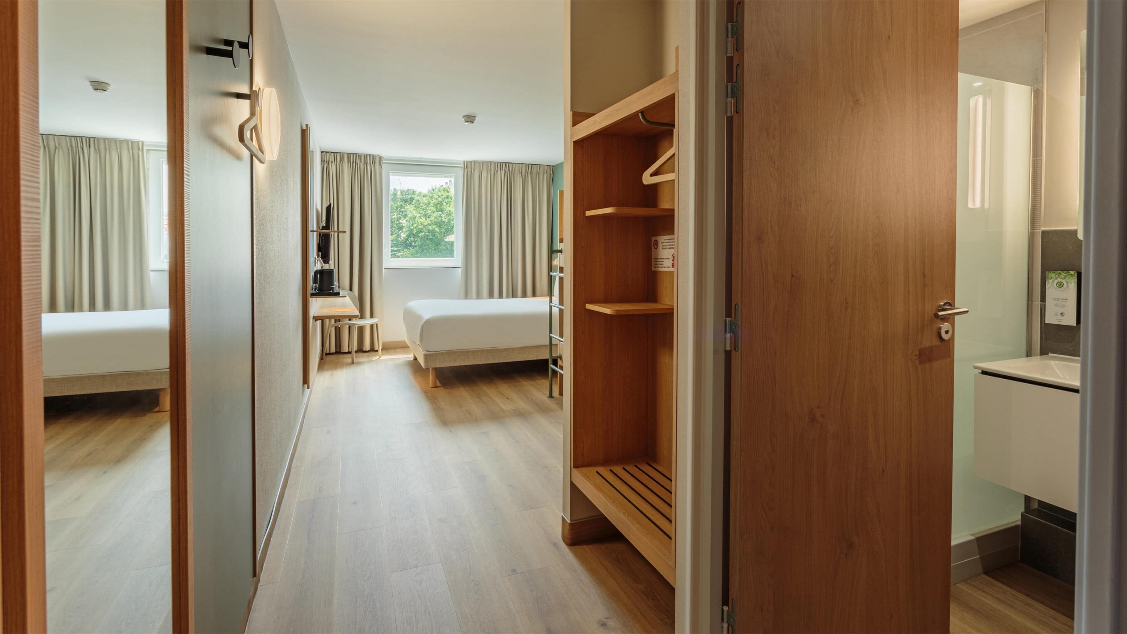 Een bureau, babybedden (toeslag), gratis wifi, beddengoed