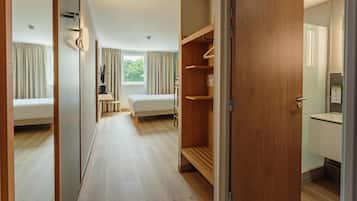 Een bureau, babybedden (toeslag), gratis wifi, beddengoed