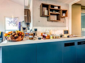 Petit déjeuner buffet (11 EUR par personne)