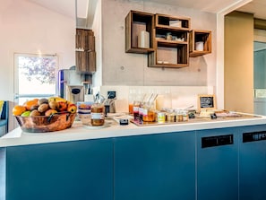 Petit déjeuner buffet (11 EUR par personne)