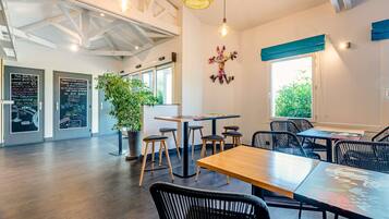 Sarapan bufet setiap hari (EUR 11 seorang)