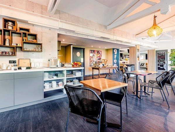 Daily buffet breakfast (EUR 11 per person) - Greet Hotel Bordeaux Floirac Arena (Floirac)