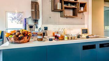 Petit déjeuner buffet (11 EUR par personne)