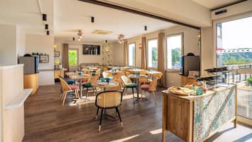 Petit déjeuner buffet (12.50 EUR par personne)