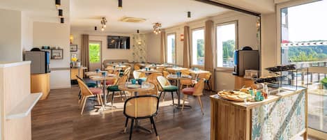 Tägliches Frühstücksbuffet (12.50 EUR pro Person)