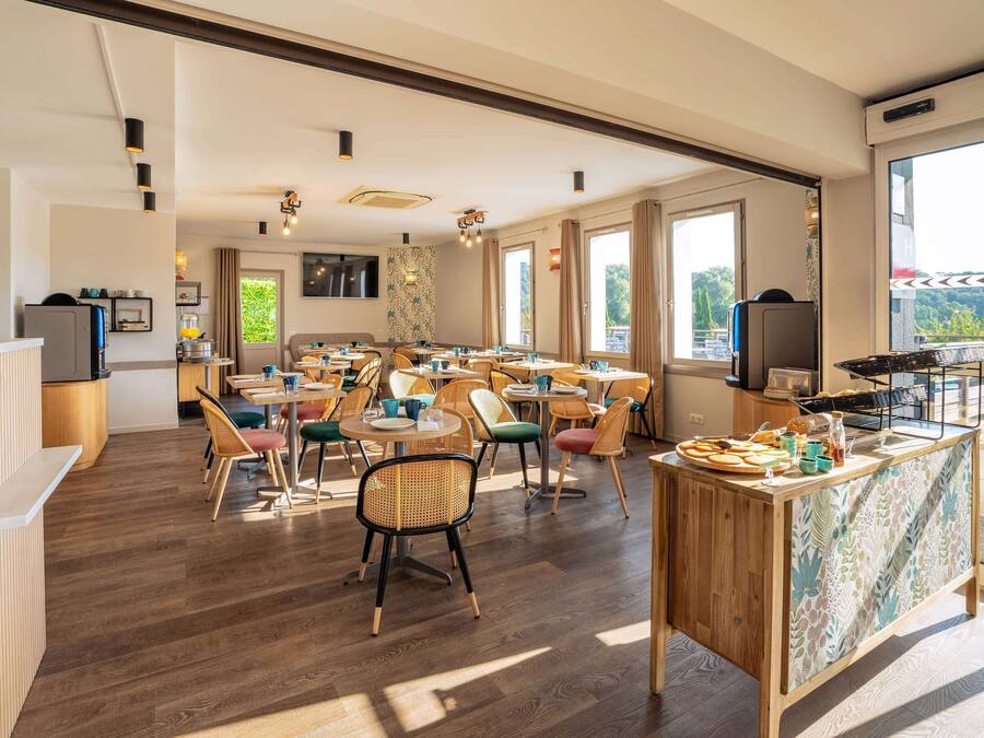 Petit déjeuner buffet (14 EUR par personne)