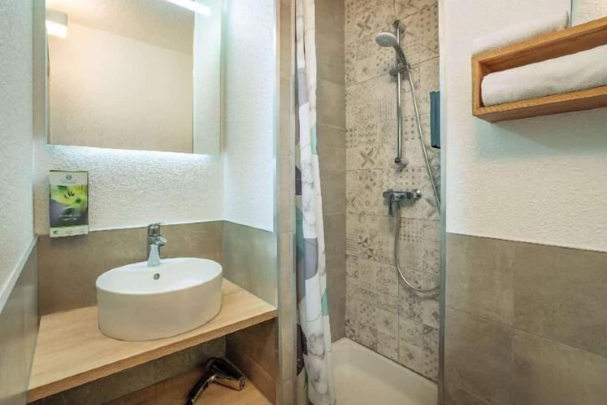 Badezimmer | Dusche, kostenlose Toilettenartikel, Haartrockner, HandtĂŒcher