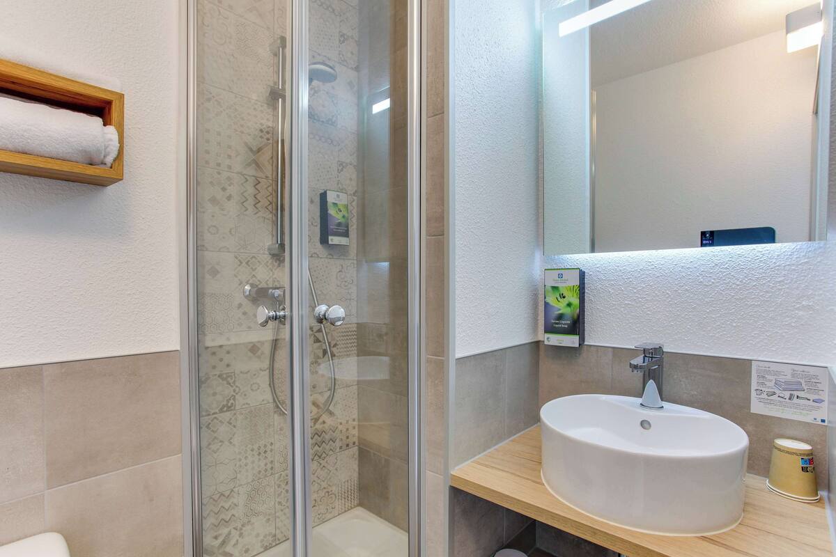 shower, free toiletries, hair dryer, towels