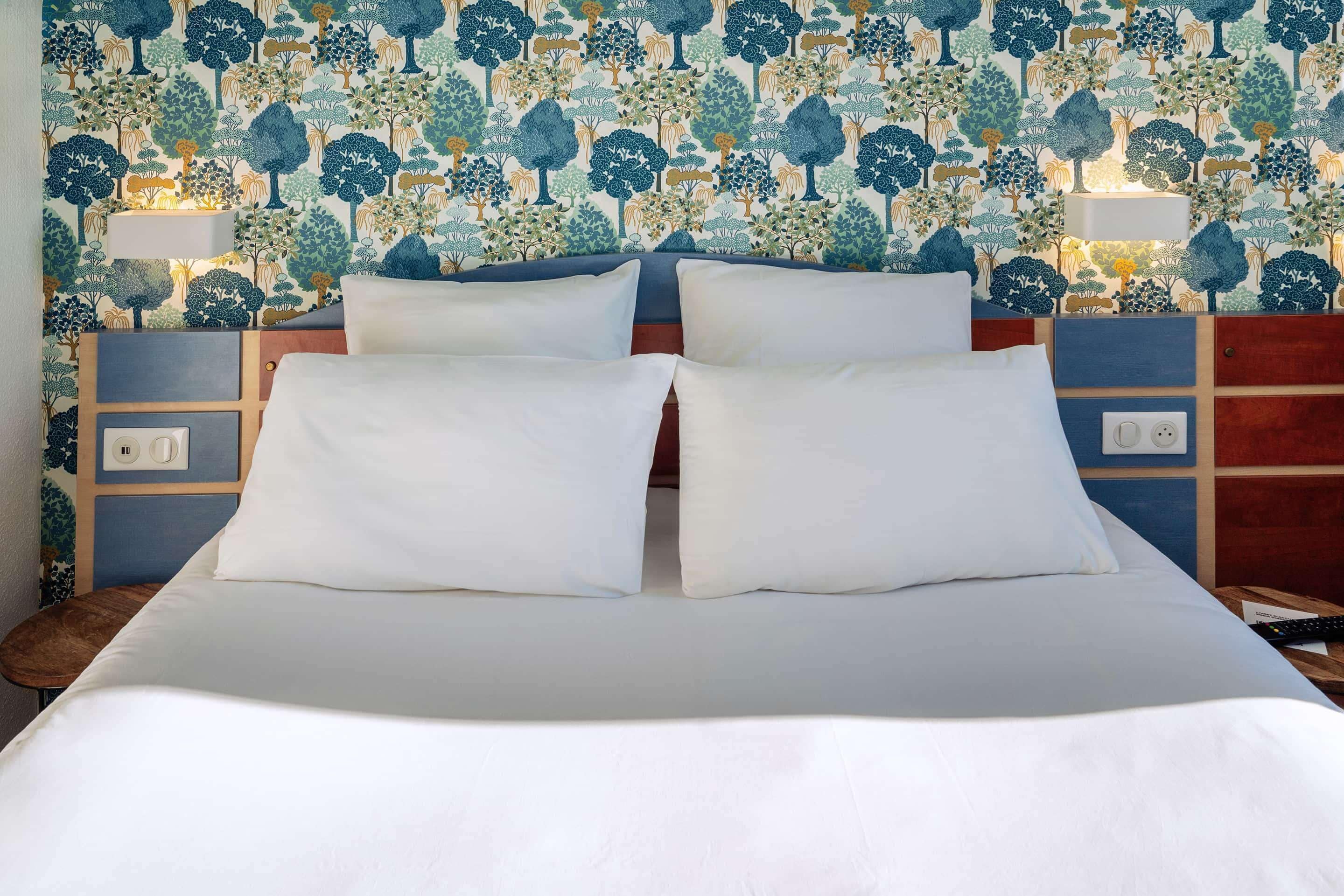 comfort room, 1 queen bed, non smoking | desk, soundproofing, iron/ironing board, free cots/infant beds