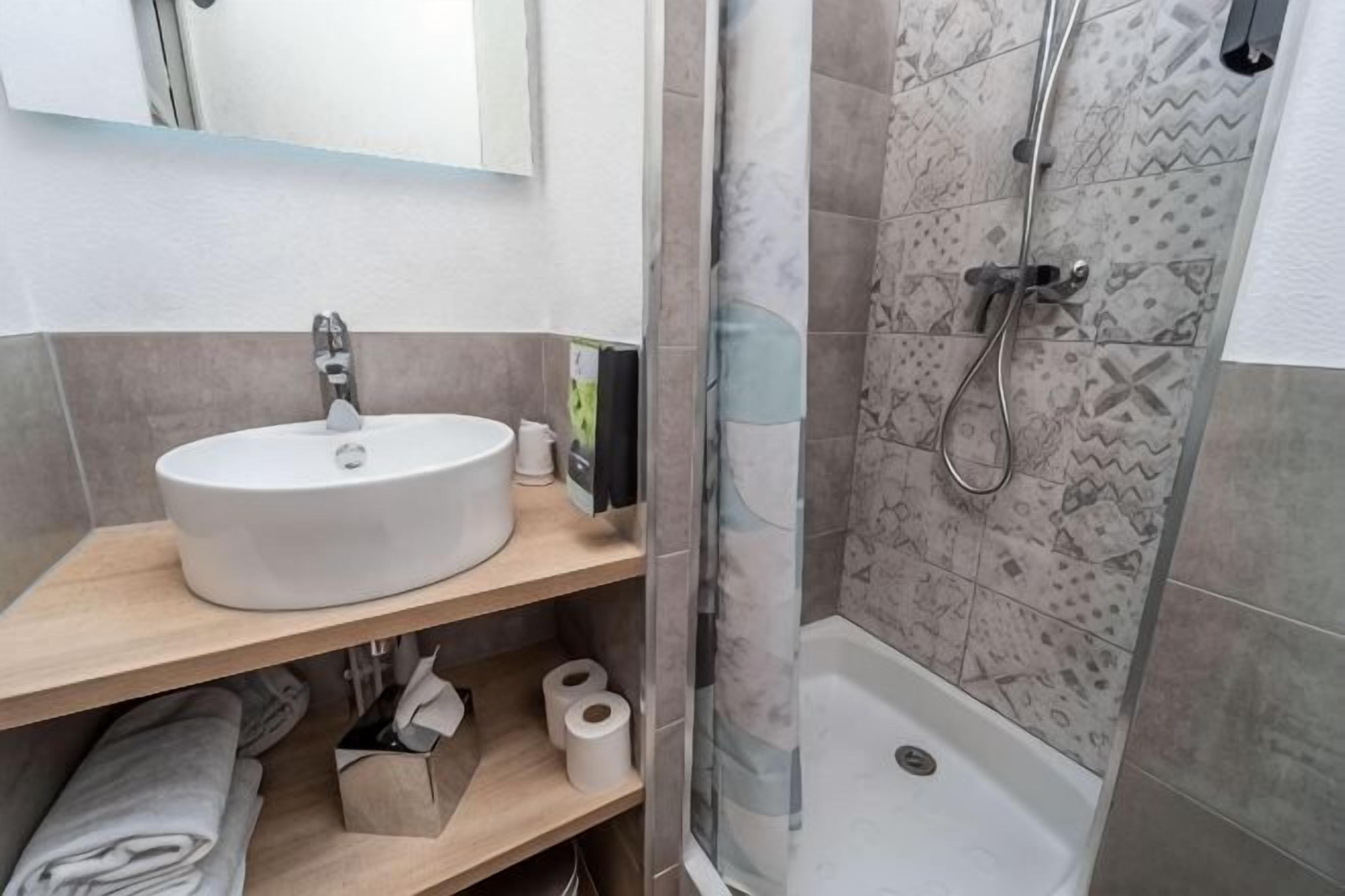 Bathroom | Shower, free toiletries, hair dryer, towels