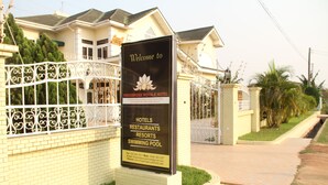 Cartell del Kingsbridge Royale Hotel amb els serveis indicats: hotels, restaurants, balnearis i una piscina.