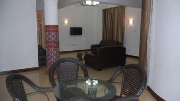 Suite (En Suit) | Essbereich im Zimmer