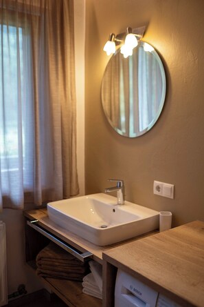 Departamento, 3 habitaciones (6 Persons) | Baño | Amenidades de baño gratuitas, secadora de cabello, batas, bidet