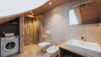 Apartment, 1 Bedroom (2 Persons) | Bathroom | Free toiletries, hair dryer, bathrobes, bidet