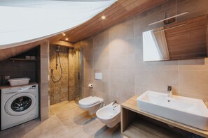 Appartement, 1 slaapkamer (2 Persons) | Badkamer | Gratis toiletartikelen, een haardroger, badjassen, een bidet