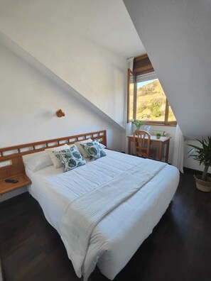 Down duvets, desk, laptop workspace, free WiFi - Hotel El Capitan (Parres)