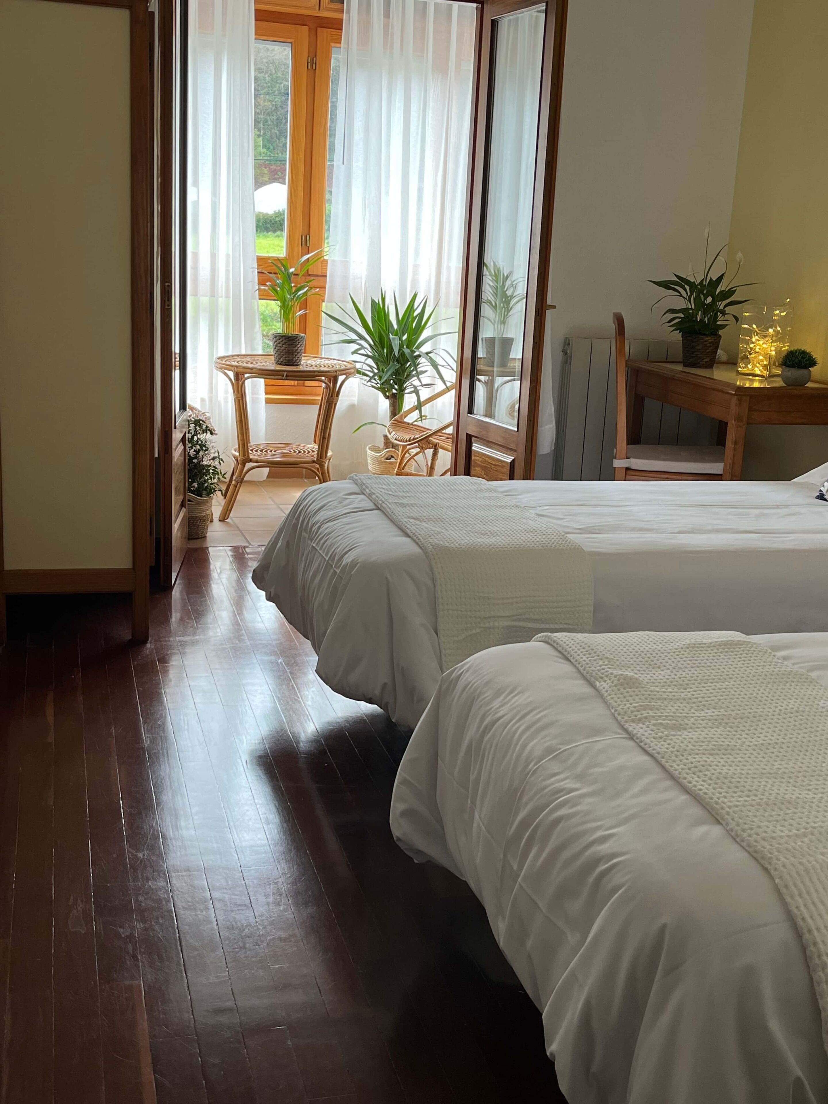 Habitación Gallery, 2 camas individuales | Edredones de plumas, escritorio, espacio para trabajar con un portátil