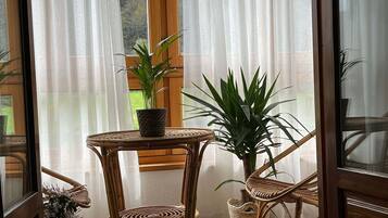 Habitació Gallery, 2 llits individuals | Cobrellits, escriptori i espai de treball apte per a portàtils
