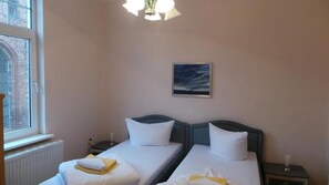 1 habitación, escritorio y ropa de cama 