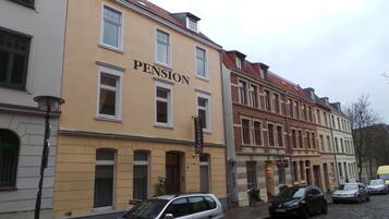 Un edificio con un'insegna che recita "PENSION Bar Bistro".