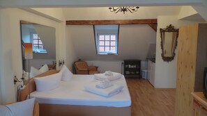 1 bedroom, desk, bed sheets - Pension Apostel (Wismar)