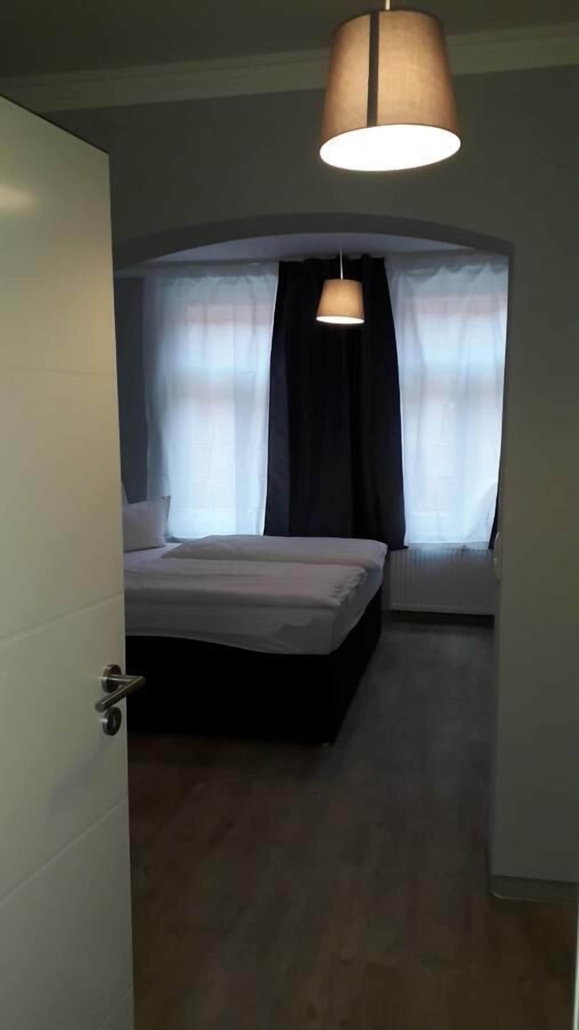 Apartment 01 mit 2 Schlafzimmern | 1 Schlafzimmer, Schreibtisch, Bettwäsche