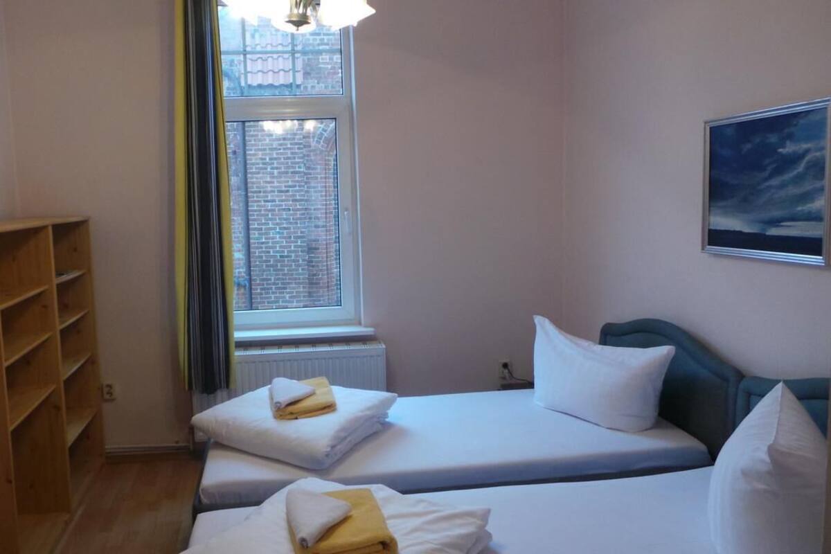 1 Schlafzimmer, Schreibtisch, Bettwäsche