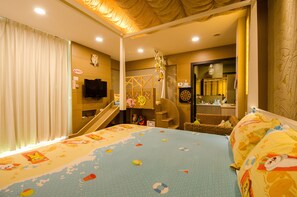 Family Triple Room, 1 Bedroom, Bathtub | Premium bedding, soundproofing, cribs/infant beds, free WiFi - Easylife B&B  (Dongshan)